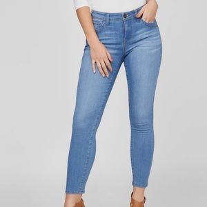 NEW Guess Beyla curvy mid-rise skinny jeans light wash size 29